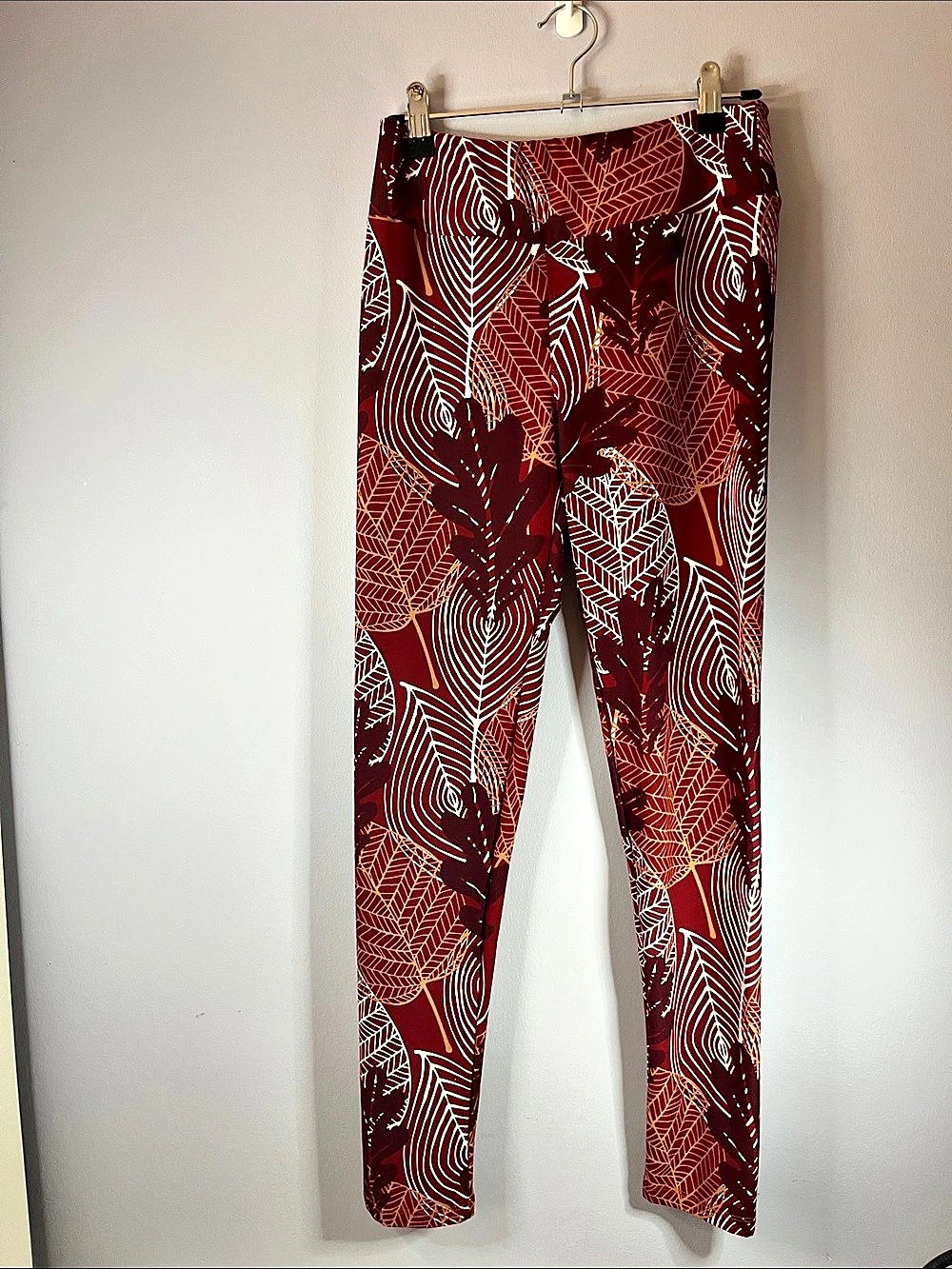 She's Got Leggz Leggings Burgundy & Gold Leaf motif New without tags